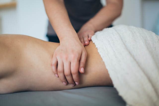 Massage am Oberschenkel bei einer Cellulite-Behandlung