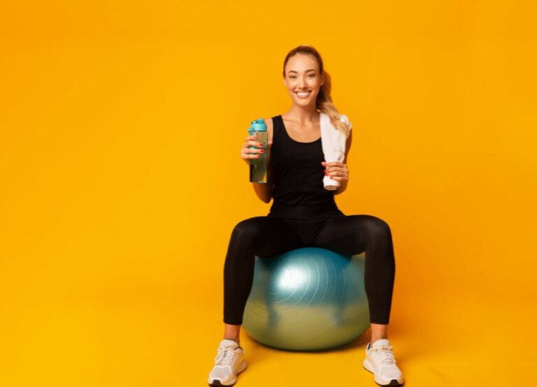 Frau sitzt auf einem Gymnastikball, Thema Beckenbodentraining