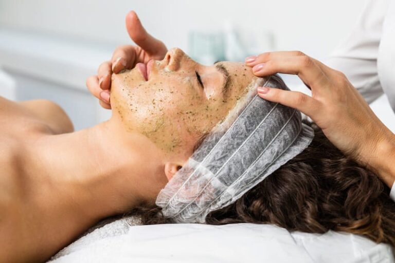 Green Peel Kräuterschälkur wird in die Haut einmassiert