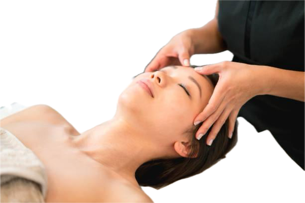 Entspannende Gesichtsmassage während einer Kosmetikbehandlung