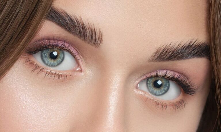 Gepflegte Augenbrauen und Wimpern nach dem Lash und Brow Lifting
