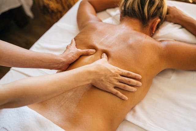Massage des Rückens auf der Behandlungsliege