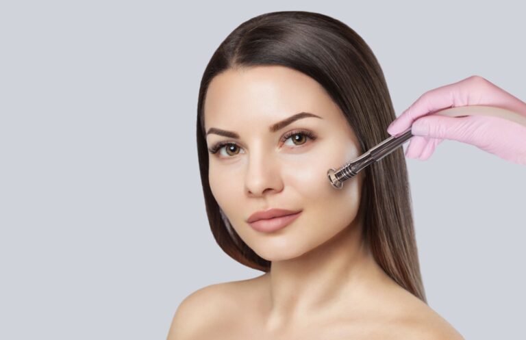 Microdermabrasion mit dem Handstück an der Wange