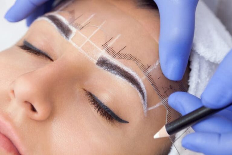 Augenbrauen werden für das Permanent Make-up vermessen und vorgezeichnet