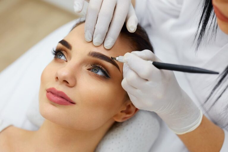 Augenbrauen werden bei der Permanent Make-up Beratung vorgezeichnet