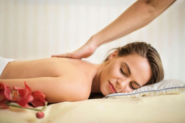 Entspannende Rückenmassage auf der Behandlungsliege